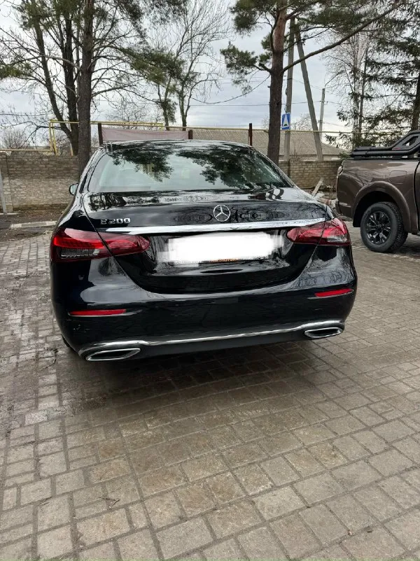 Продам mercedes benz е200 w213(рест) 2021 год установили новый двигатель в октябре 2025 года. по машине есть крашеные элементы. машина обслуживалась в москве на trs motors. масло и все фильтра поменял недавно. есть царапина на заднем бампере и на заднем крыле небольшая вмятина (сделаю без подкраски на днях). на машине езжу каждый день. салон чистый и ухоженый, технически все исправно. стоит новая резина шипованная +отдам летнюю резину. +7 (949) 424-57-70 🔥 цена 2.9 🍋 торг. 📞 звоните: +7(949)4245770 - фотография - 2