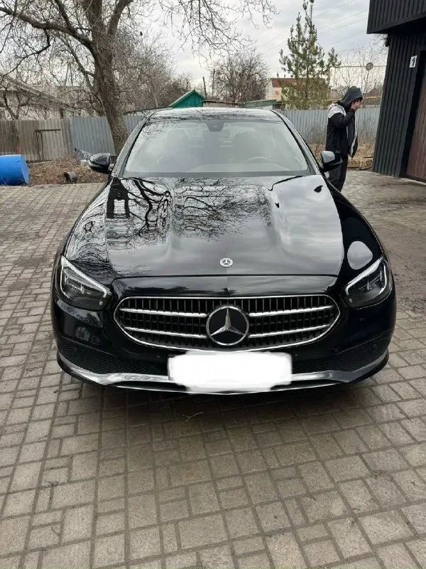 Продам mercedes benz е200 w213(рест) 2021 год установили новый двигатель в октябре 2025 года. по машине есть крашеные элементы. машина обслуживалась в москве на trs motors. масло и все фильтра поменял недавно. есть царапина на заднем бампере и на заднем крыле небольшая вмятина (сделаю без подкраски на днях). на машине езжу каждый день. салон чистый и ухоженый, технически все исправно. стоит новая резина шипованная +отдам летнюю резину. +7 (949) 424-57-70 🔥 цена 2.9 🍋 торг. 📞 звоните: +7(949)4245770 - фотография - 3