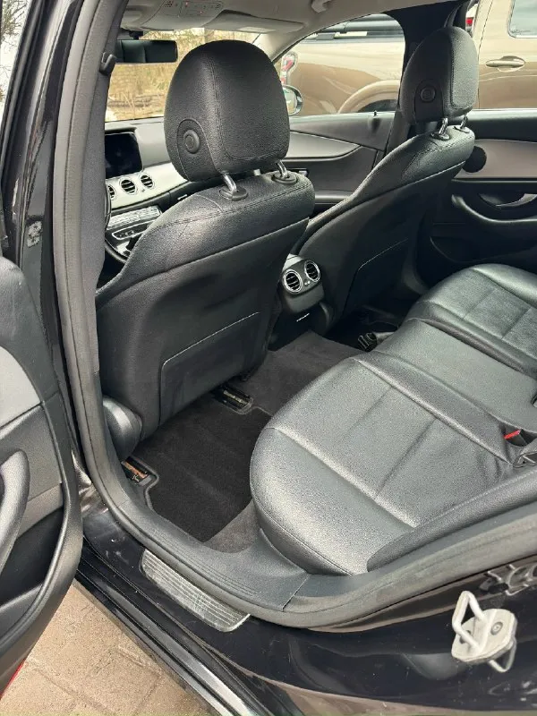 Продам mercedes benz е200 w213(рест) 2021 год установили новый двигатель в октябре 2025 года. по машине есть крашеные элементы. машина обслуживалась в москве на trs motors. масло и все фильтра поменял недавно. есть царапина на заднем бампере и на заднем крыле небольшая вмятина (сделаю без подкраски на днях). на машине езжу каждый день. салон чистый и ухоженый, технически все исправно. стоит новая резина шипованная +отдам летнюю резину. +7 (949) 424-57-70 🔥 цена 2.9 🍋 торг. 📞 звоните: +7(949)4245770 - фотография - 4