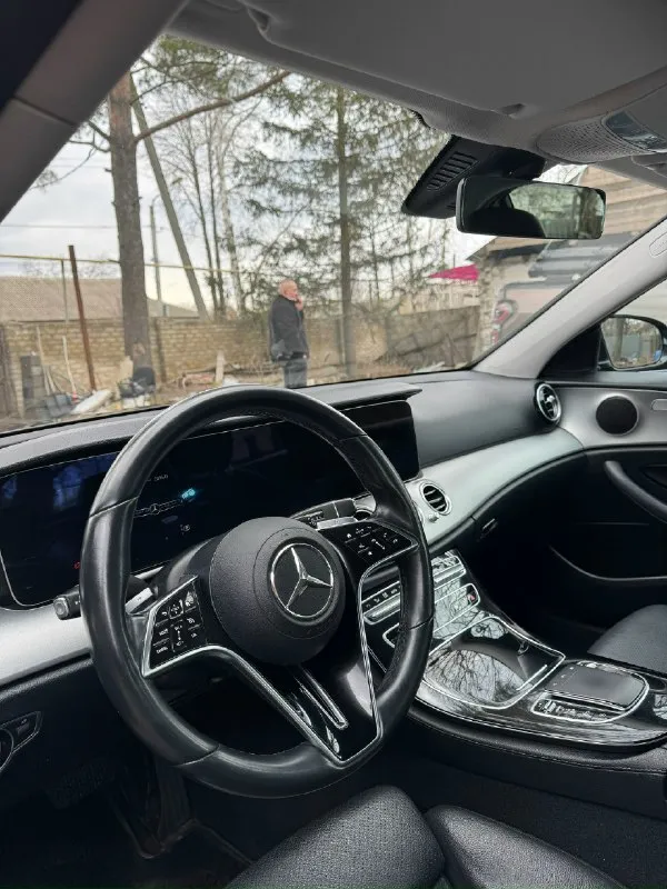 Продам mercedes benz е200 w213(рест) 2021 год установили новый двигатель в октябре 2025 года. по машине есть крашеные элементы. машина обслуживалась в москве на trs motors. масло и все фильтра поменял недавно. есть царапина на заднем бампере и на заднем крыле небольшая вмятина (сделаю без подкраски на днях). на машине езжу каждый день. салон чистый и ухоженый, технически все исправно. стоит новая резина шипованная +отдам летнюю резину. +7 (949) 424-57-70 🔥 цена 2.9 🍋 торг. 📞 звоните: +7(949)4245770 - фотография - 5
