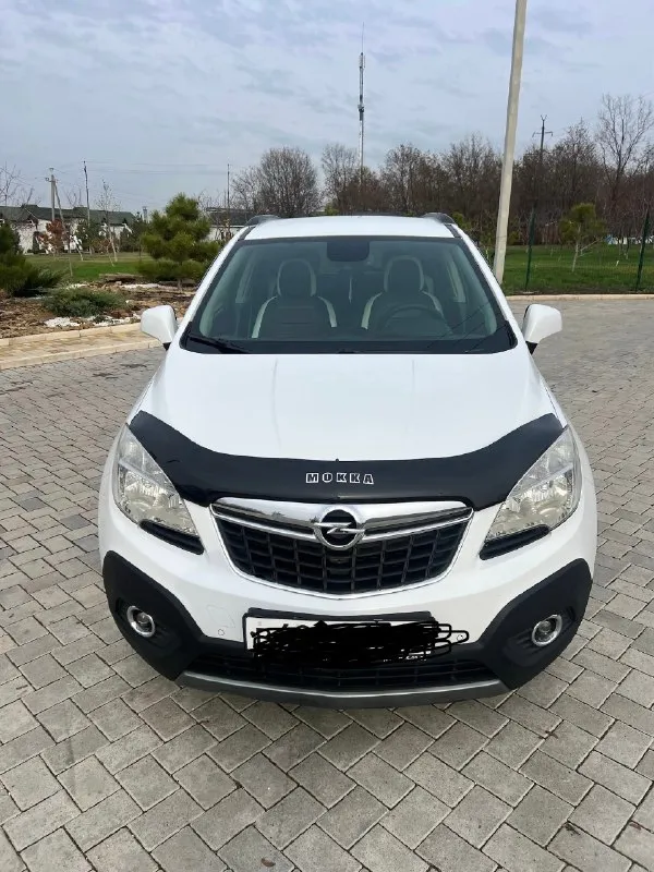 Продам opel mokka 2013 в супер состоянии!! дно идеальное, все болтики как новые! всего два хозяина! пробег-130 -1.8(140 л. с)(самый надежный, без задиров) коробка-автомат привод-полный комплектация -антиблокировочная система - система курсовой устойчивости - сигнализация - иммобилайзер - бортовой компьютер -круиз контроль - датчики света - датчики дождя -электропривод зеркал -климат контроль - подогревы сидений -подогрев руля -обогрев зеркал -парктроники перед и зад продам opel мокка в супер состоянии, 🍭💯очень комфортный паркетник, машина без посторонних звуков, мягкая на ход, салон и кузов в идеальном состоянии, в родном окрасе (без единого жука), мотор и коробка на отлично!2 ключа. делать ничего не нужно, сел поехал! машина без дтп -зеленая автотека! цена-1.200.000₽ ☎️тел+79494162204 осмотр-донецке/макеевка машинка просто 🍓🍭🎁. 📞 звоните: +7(949)4162204 - фотография - 3