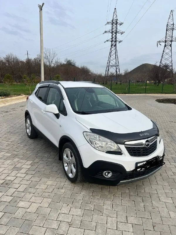 Продам opel mokka 2013 в супер состоянии!! дно идеальное, все болтики как новые! всего два хозяина! пробег-130 -1.8(140 л. с)(самый надежный, без задиров) коробка-автомат привод-полный комплектация -антиблокировочная система - система курсовой устойчивости - сигнализация - иммобилайзер - бортовой компьютер -круиз контроль - датчики света - датчики дождя -электропривод зеркал -климат контроль - подогревы сидений -подогрев руля -обогрев зеркал -парктроники перед и зад продам opel мокка в супер состоянии, 🍭💯очень комфортный паркетник, машина без посторонних звуков, мягкая на ход, салон и кузов в идеальном состоянии, в родном окрасе (без единого жука), мотор и коробка на отлично!2 ключа. делать ничего не нужно, сел поехал! машина без дтп -зеленая автотека! цена-1.200.000₽ ☎️тел+79494162204 осмотр-донецке/макеевка машинка просто 🍓🍭🎁. 📞 звоните: +7(949)4162204 - фотография - 5