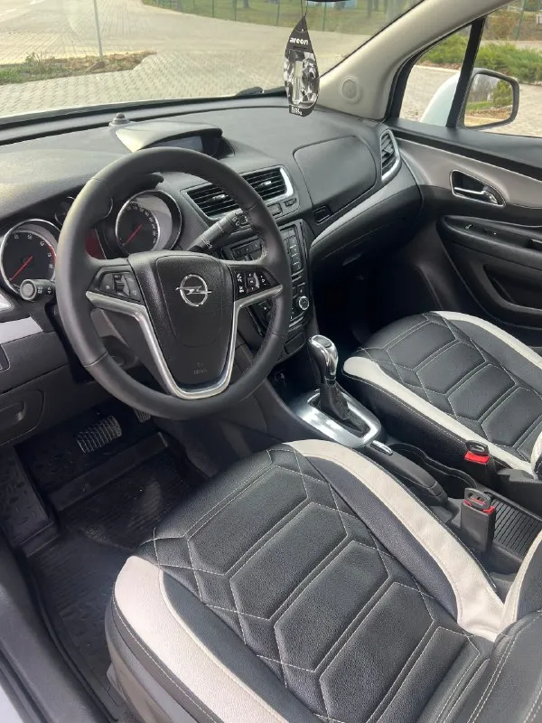 Продам opel mokka 2013 в супер состоянии!! дно идеальное, все болтики как новые! всего два хозяина! пробег-130 -1.8(140 л. с)(самый надежный, без задиров) коробка-автомат привод-полный комплектация -антиблокировочная система - система курсовой устойчивости - сигнализация - иммобилайзер - бортовой компьютер -круиз контроль - датчики света - датчики дождя -электропривод зеркал -климат контроль - подогревы сидений -подогрев руля -обогрев зеркал -парктроники перед и зад продам opel мокка в супер состоянии, 🍭💯очень комфортный паркетник, машина без посторонних звуков, мягкая на ход, салон и кузов в идеальном состоянии, в родном окрасе (без единого жука), мотор и коробка на отлично!2 ключа. делать ничего не нужно, сел поехал! машина без дтп -зеленая автотека! цена-1.200.000₽ ☎️тел+79494162204 осмотр-донецке/макеевка машинка просто 🍓🍭🎁. 📞 звоните: +7(949)4162204 - фотография - 7