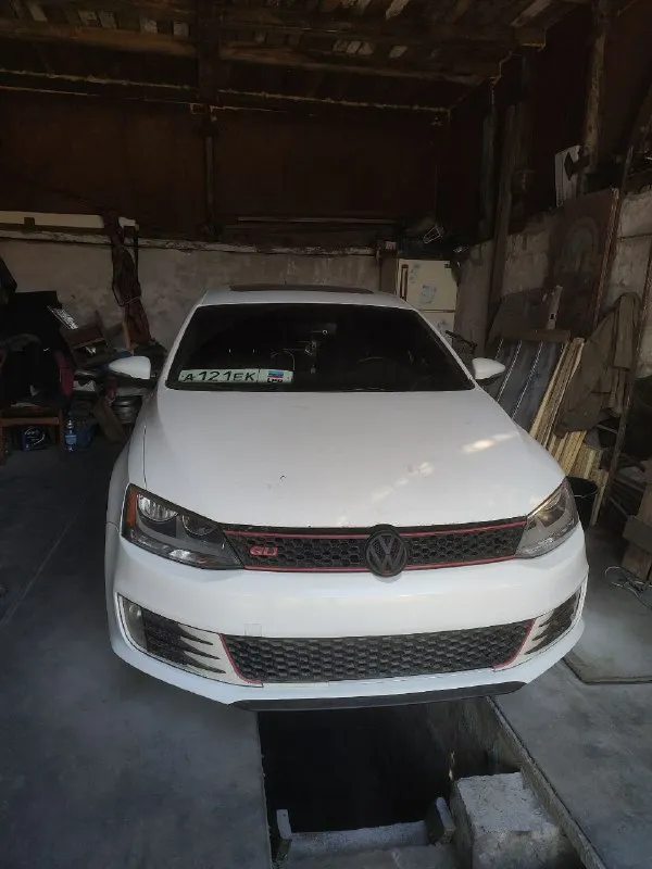 🚀🚀🚀 эксклюзивный volkswagen jetta gli 2012 2.0 tsi 4motion stage 3 цена 1.8 млн🎁🎁🎁 стоит средняя настройка сейчас 400л. с. и 600 момента. 0-100 4.6 сек. по документам до налоговая) единственная в таком исполнении jetta gli в россии. машины в отличном состоянии, вложено много сил, около 1.5 млн в тюнинг и доработки. машина едет и рулится великолепно на любых скоростях. сделан свап полного привода 4motion haldex 6мкпп. доработаны тормоза в круг с volkswagen touareg brembo. переделана ходовая часть kyb ultra sr+. все вставки салона из карбона. установлена магнитола android 10" max с подключением к машине через launch. диски vossen r18 дополнительно установлен launch control, прошивки 95, 100, 108 бензин. собран новый кованый мотор (10000 км прошел): - кованые поршни - шатуны сts - пружины клапанов supertech - турбина mamba gtx2867r на подшипнике новая - кулеры - пайпы - форсунки гольф 7r - тнвд rs3 - подвеска kyb ultra sr+ - все цельные сайлентблоки - тор 📲 tg: @alexstaxlpr 📞 звоните: +7(959)1441496 - фотография - 1