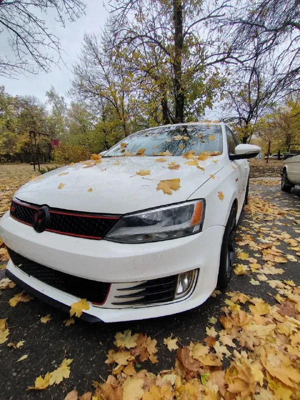 🚀🚀🚀 эксклюзивный volkswagen jetta gli 2012 2.0 tsi 4motion stage 3 цена 1.8 млн🎁🎁🎁 стоит средняя настройка сейчас 400л. с. и 600 момента. 0-100 4.6 сек. по документам до налоговая) единственная в таком исполнении jetta gli в россии. машины в отличном состоянии, вложено много сил, около 1.5 млн в тюнинг и доработки. машина едет и рулится великолепно на любых скоростях. сделан свап полного привода 4motion haldex 6мкпп. доработаны тормоза в круг с volkswagen touareg brembo. переделана ходовая часть kyb ultra sr+. все вставки салона из карбона. установлена магнитола android 10" max с подключением к машине через launch. диски vossen r18 дополнительно установлен launch control, прошивки 95, 100, 108 бензин. собран новый кованый мотор (10000 км прошел): - кованые поршни - шатуны сts - пружины клапанов supertech - турбина mamba gtx2867r на подшипнике новая - кулеры - пайпы - форсунки гольф 7r - тнвд rs3 - подвеска kyb ultra sr+ - все цельные сайлентблоки - тор 📲 tg: @alexstaxlpr 📞 звоните: +7(959)1441496 - фотография - 2