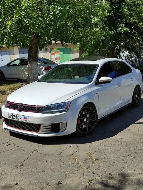 🚀🚀🚀 эксклюзивный volkswagen jetta gli 2012 2.0 tsi 4motion stage 3 цена 1.8 млн🎁🎁🎁 стоит средняя настройка сейчас 400л. с. и 600 момента. 0-100 4.6 сек. по документам до налоговая) единственная в таком исполнении jetta gli в россии. машины в отличном состоянии, вложено много сил, около 1.5 млн в тюнинг и доработки. машина едет и рулится великолепно на любых скоростях. сделан свап полного привода 4motion haldex 6мкпп. доработаны тормоза в круг с volkswagen touareg brembo. переделана ходовая часть kyb ultra sr+. все вставки салона из карбона. установлена магнитола android 10" max с подключением к машине через launch. диски vossen r18 дополнительно установлен launch control, прошивки 95, 100, 108 бензин. собран новый кованый мотор (10000 км прошел): - кованые поршни - шатуны сts - пружины клапанов supertech - турбина mamba gtx2867r на подшипнике новая - кулеры - пайпы - форсунки гольф 7r - тнвд rs3 - подвеска kyb ultra sr+ - все цельные сайлентблоки - тор 📲 tg: @alexstaxlpr 📞 звоните: +7(959)1441496 - фотография - 3