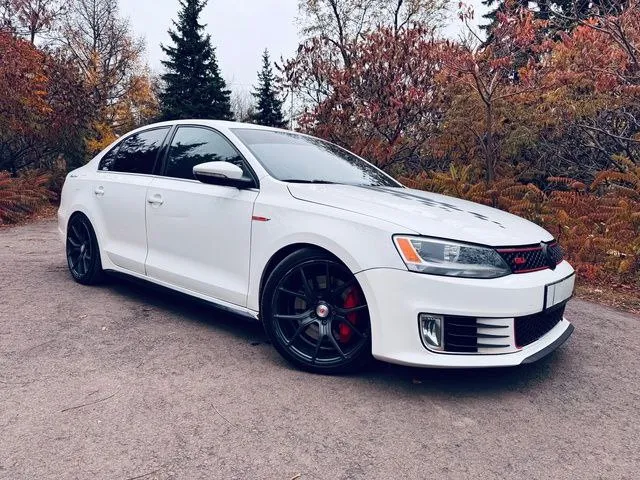 🚀🚀🚀 эксклюзивный volkswagen jetta gli 2012 2.0 tsi 4motion stage 3 цена 1.8 млн🎁🎁🎁 стоит средняя настройка сейчас 400л. с. и 600 момента. 0-100 4.6 сек. по документам до налоговая) единственная в таком исполнении jetta gli в россии. машины в отличном состоянии, вложено много сил, около 1.5 млн в тюнинг и доработки. машина едет и рулится великолепно на любых скоростях. сделан свап полного привода 4motion haldex 6мкпп. доработаны тормоза в круг с volkswagen touareg brembo. переделана ходовая часть kyb ultra sr+. все вставки салона из карбона. установлена магнитола android 10" max с подключением к машине через launch. диски vossen r18 дополнительно установлен launch control, прошивки 95, 100, 108 бензин. собран новый кованый мотор (10000 км прошел): - кованые поршни - шатуны сts - пружины клапанов supertech - турбина mamba gtx2867r на подшипнике новая - кулеры - пайпы - форсунки гольф 7r - тнвд rs3 - подвеска kyb ultra sr+ - все цельные сайлентблоки - тор 📲 tg: @alexstaxlpr 📞 звоните: +7(959)1441496 - фотография - 4