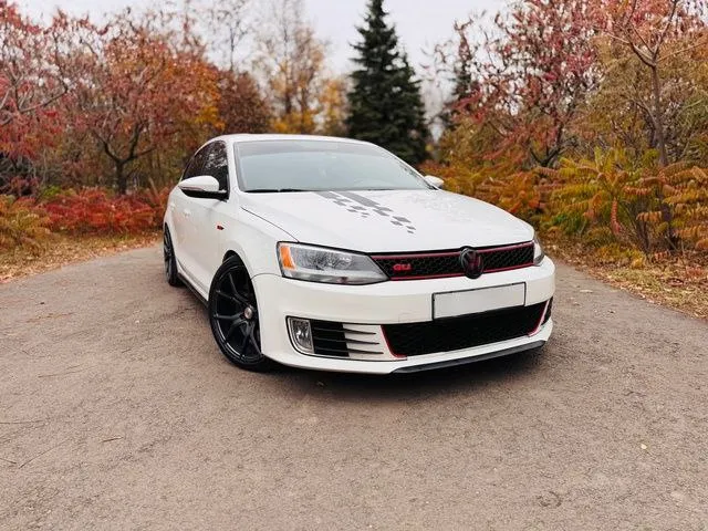 🚀🚀🚀 эксклюзивный volkswagen jetta gli 2012 2.0 tsi 4motion stage 3 цена 1.8 млн🎁🎁🎁 стоит средняя настройка сейчас 400л. с. и 600 момента. 0-100 4.6 сек. по документам до налоговая) единственная в таком исполнении jetta gli в россии. машины в отличном состоянии, вложено много сил, около 1.5 млн в тюнинг и доработки. машина едет и рулится великолепно на любых скоростях. сделан свап полного привода 4motion haldex 6мкпп. доработаны тормоза в круг с volkswagen touareg brembo. переделана ходовая часть kyb ultra sr+. все вставки салона из карбона. установлена магнитола android 10" max с подключением к машине через launch. диски vossen r18 дополнительно установлен launch control, прошивки 95, 100, 108 бензин. собран новый кованый мотор (10000 км прошел): - кованые поршни - шатуны сts - пружины клапанов supertech - турбина mamba gtx2867r на подшипнике новая - кулеры - пайпы - форсунки гольф 7r - тнвд rs3 - подвеска kyb ultra sr+ - все цельные сайлентблоки - тор 📲 tg: @alexstaxlpr 📞 звоните: +7(959)1441496 - фотография - 5