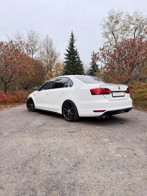 🚀🚀🚀 эксклюзивный volkswagen jetta gli 2012 2.0 tsi 4motion stage 3 цена 1.8 млн🎁🎁🎁 стоит средняя настройка сейчас 400л. с. и 600 момента. 0-100 4.6 сек. по документам до налоговая) единственная в таком исполнении jetta gli в россии. машины в отличном состоянии, вложено много сил, около 1.5 млн в тюнинг и доработки. машина едет и рулится великолепно на любых скоростях. сделан свап полного привода 4motion haldex 6мкпп. доработаны тормоза в круг с volkswagen touareg brembo. переделана ходовая часть kyb ultra sr+. все вставки салона из карбона. установлена магнитола android 10" max с подключением к машине через launch. диски vossen r18 дополнительно установлен launch control, прошивки 95, 100, 108 бензин. собран новый кованый мотор (10000 км прошел): - кованые поршни - шатуны сts - пружины клапанов supertech - турбина mamba gtx2867r на подшипнике новая - кулеры - пайпы - форсунки гольф 7r - тнвд rs3 - подвеска kyb ultra sr+ - все цельные сайлентблоки - тор 📲 tg: @alexstaxlpr 📞 звоните: +7(959)1441496 - фотография - 6