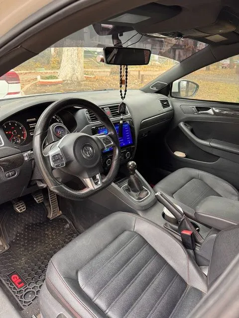 🚀🚀🚀 эксклюзивный volkswagen jetta gli 2012 2.0 tsi 4motion stage 3 цена 1.8 млн🎁🎁🎁 стоит средняя настройка сейчас 400л. с. и 600 момента. 0-100 4.6 сек. по документам до налоговая) единственная в таком исполнении jetta gli в россии. машины в отличном состоянии, вложено много сил, около 1.5 млн в тюнинг и доработки. машина едет и рулится великолепно на любых скоростях. сделан свап полного привода 4motion haldex 6мкпп. доработаны тормоза в круг с volkswagen touareg brembo. переделана ходовая часть kyb ultra sr+. все вставки салона из карбона. установлена магнитола android 10" max с подключением к машине через launch. диски vossen r18 дополнительно установлен launch control, прошивки 95, 100, 108 бензин. собран новый кованый мотор (10000 км прошел): - кованые поршни - шатуны сts - пружины клапанов supertech - турбина mamba gtx2867r на подшипнике новая - кулеры - пайпы - форсунки гольф 7r - тнвд rs3 - подвеска kyb ultra sr+ - все цельные сайлентблоки - тор 📲 tg: @alexstaxlpr 📞 звоните: +7(959)1441496 - фотография - 7