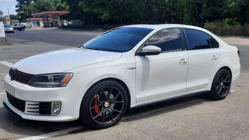 🚀🚀🚀 эксклюзивный volkswagen jetta gli 2012 2.0 tsi 4motion stage 3 цена 1.8 млн🎁🎁🎁 стоит средняя настройка сейчас 400л. с. и 600 момента. 0-100 4.6 сек. по документам до налоговая) единственная в таком исполнении jetta gli в россии. машины в отличном состоянии, вложено много сил, около 1.5 млн в тюнинг и доработки. машина едет и рулится великолепно на любых скоростях. сделан свап полного привода 4motion haldex 6мкпп. доработаны тормоза в круг с volkswagen touareg brembo. переделана ходовая часть kyb ultra sr+. все вставки салона из карбона. установлена магнитола android 10" max с подключением к машине через launch. диски vossen r18 дополнительно установлен launch control, прошивки 95, 100, 108 бензин. собран новый кованый мотор (10000 км прошел): - кованые поршни - шатуны сts - пружины клапанов supertech - турбина mamba gtx2867r на подшипнике новая - кулеры - пайпы - форсунки гольф 7r - тнвд rs3 - подвеска kyb ultra sr+ - все цельные сайлентблоки - тор 📲 tg: @alexstaxlpr 📞 звоните: +7(959)1441496 - фотография - 9