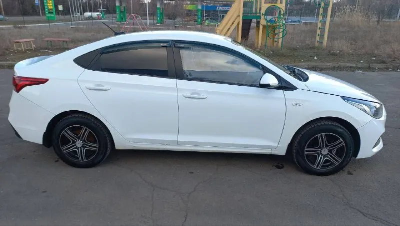 Hyundai solaris 2, 2017 обьем: 1.4 пробег: 170 000 км цвет: белый • механика (6-ст) • кондиционер • газ/бензин • мультируль • стеклоподъёмники • два комплекта резины, лето и всесезонка ( отличное состояние). состояние машины хорошее, обслужена и вложений не требует. в такси не была. цена: 920 тыс +7949 357 92 61 - фотография - 1
