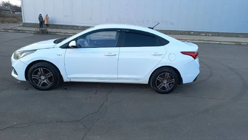 Hyundai solaris 2, 2017 обьем: 1.4 пробег: 170 000 км цвет: белый • механика (6-ст) • кондиционер • газ/бензин • мультируль • стеклоподъёмники • два комплекта резины, лето и всесезонка ( отличное состояние). состояние машины хорошее, обслужена и вложений не требует. в такси не была. цена: 920 тыс +7949 357 92 61 - фотография - 2