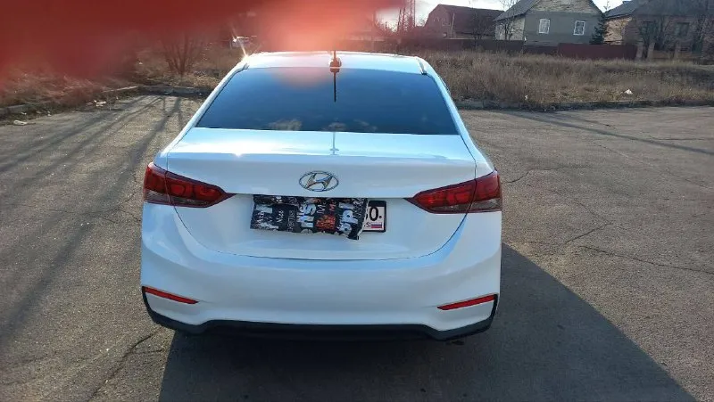 Hyundai solaris 2, 2017 обьем: 1.4 пробег: 170 000 км цвет: белый • механика (6-ст) • кондиционер • газ/бензин • мультируль • стеклоподъёмники • два комплекта резины, лето и всесезонка ( отличное состояние). состояние машины хорошее, обслужена и вложений не требует. в такси не была. цена: 920 тыс +7949 357 92 61 - фотография - 3