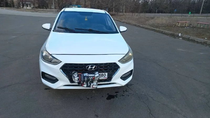 Hyundai solaris 2, 2017 обьем: 1.4 пробег: 170 000 км цвет: белый • механика (6-ст) • кондиционер • газ/бензин • мультируль • стеклоподъёмники • два комплекта резины, лето и всесезонка ( отличное состояние). состояние машины хорошее, обслужена и вложений не требует. в такси не была. цена: 920 тыс +7949 357 92 61 - фотография - 4