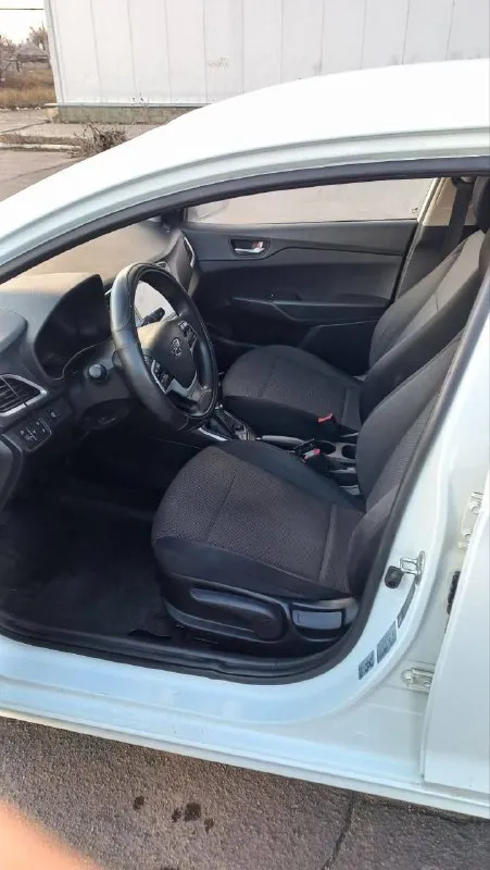 Hyundai solaris 2, 2017 обьем: 1.4 пробег: 170 000 км цвет: белый • механика (6-ст) • кондиционер • газ/бензин • мультируль • стеклоподъёмники • два комплекта резины, лето и всесезонка ( отличное состояние). состояние машины хорошее, обслужена и вложений не требует. в такси не была. цена: 920 тыс +7949 357 92 61 - фотография - 7