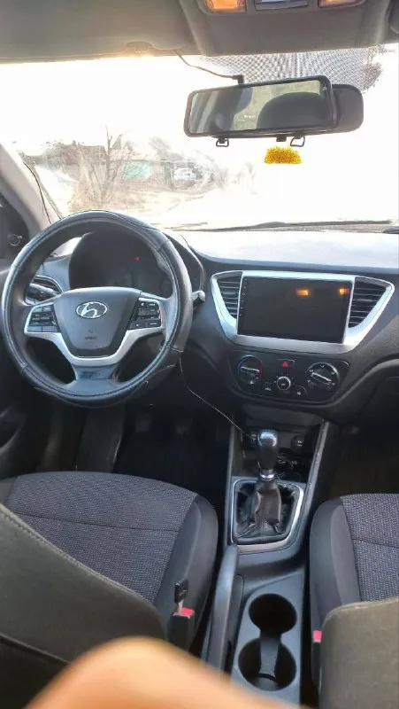 Hyundai solaris 2, 2017 обьем: 1.4 пробег: 170 000 км цвет: белый • механика (6-ст) • кондиционер • газ/бензин • мультируль • стеклоподъёмники • два комплекта резины, лето и всесезонка ( отличное состояние). состояние машины хорошее, обслужена и вложений не требует. в такси не была. цена: 920 тыс +7949 357 92 61 - фотография - 8