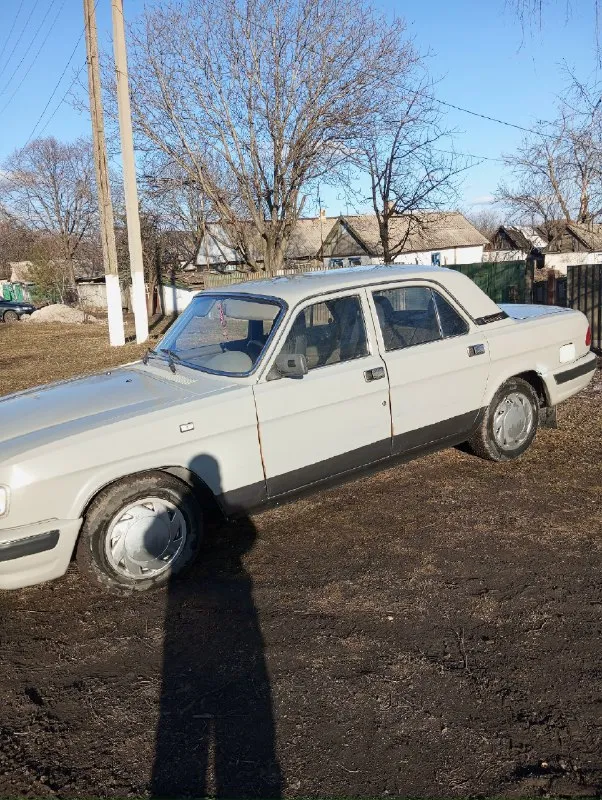 Продам газ-3110 волга! машина в отличном состоянии, 2000 года всю жизнь в одних руках, пробег 220 родной! двигатель работает отлично, заводится в любой мороз! кпп -5 ст. отлично! по ходовой отлично, плывёт как корабль! не гнилая, пороги переварил! салон сохранился отлично, всегда был под чехлами. электрика вся работает! документы в полном порядке, дкп от хозяина, на учёте стоит! цена 220 т. р. +7949 3772809( шахтерск) 📞 звоните: +7(949)3772809 - фотография - 2