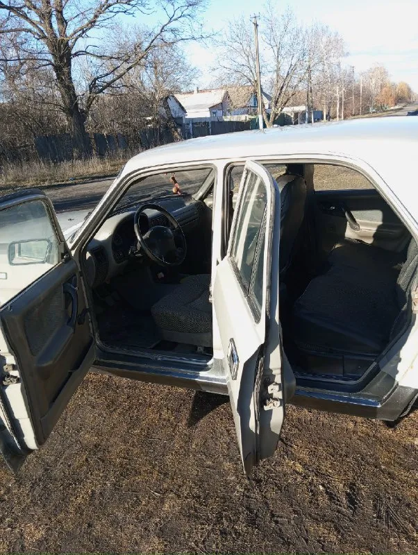 Продам газ-3110 волга! машина в отличном состоянии, 2000 года всю жизнь в одних руках, пробег 220 родной! двигатель работает отлично, заводится в любой мороз! кпп -5 ст. отлично! по ходовой отлично, плывёт как корабль! не гнилая, пороги переварил! салон сохранился отлично, всегда был под чехлами. электрика вся работает! документы в полном порядке, дкп от хозяина, на учёте стоит! цена 220 т. р. +7949 3772809( шахтерск) 📞 звоните: +7(949)3772809 - фотография - 4