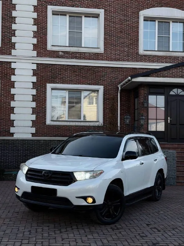 В продаже toyota highlander комфортный семейный и очень надежный автомобиль год выпуска 2012 на самом надежном и бодро едущем моторе 3.5 работает идеально акпп обыкновенный гидротрансформатор переключается мягко и плавно без пинков и рывков ходовая часть полностью обслужена салон в отличном состоянии максимальная комплектация с третим рядом сидений 7 мест многозонным климат контролем и т. д. в машине есть абсолютно все для комфортного вождения цена 1.950.000 ₽ возможен торг реальному и быстрому покупателю возле авто возможна продажа в кредит, также обмен с доплатой в обе стороны за более подробной информацией по телефону +7 (949) 742-53-98 📞 🇷🇺 звоните: +79497425398 - фотография - 2