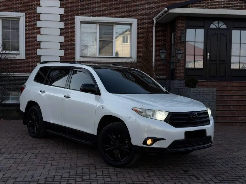 В продаже toyota highlander комфортный семейный и очень надежный автомобиль год выпуска 2012 на самом надежном и бодро едущем моторе 3.5 работает идеально акпп обыкновенный гидротрансформатор переключается мягко и плавно без пинков и рывков ходовая часть полностью обслужена салон в отличном состоянии максимальная комплектация с третим рядом сидений 7 мест многозонным климат контролем и т. д. в машине есть абсолютно все для комфортного вождения цена 1.950.000 ₽ возможен торг реальному и быстрому покупателю возле авто возможна продажа в кредит, также обмен с доплатой в обе стороны за более подробной информацией по телефону +7 (949) 742-53-98 📞 🇷🇺 звоните: +79497425398 - фотография - 3