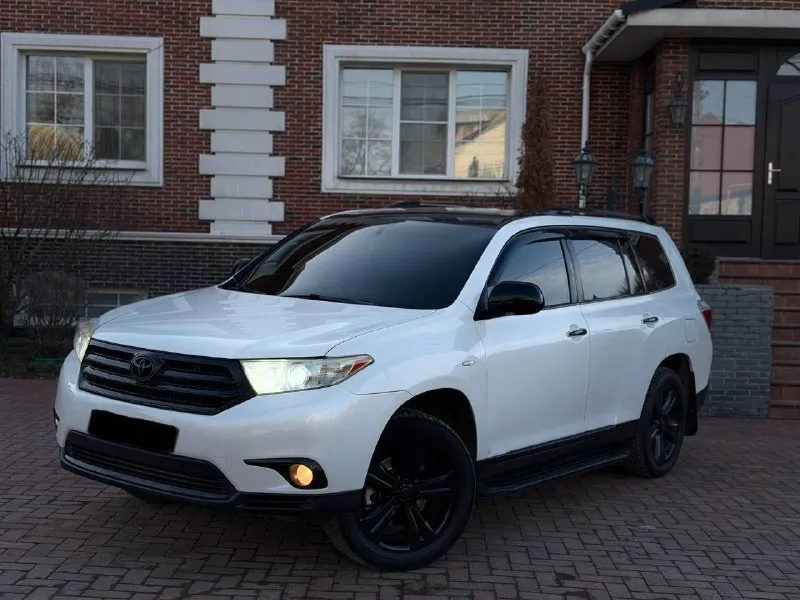 В продаже toyota highlander комфортный семейный и очень надежный автомобиль год выпуска 2012 на самом надежном и бодро едущем моторе 3.5 работает идеально акпп обыкновенный гидротрансформатор переключается мягко и плавно без пинков и рывков ходовая часть полностью обслужена салон в отличном состоянии максимальная комплектация с третим рядом сидений 7 мест многозонным климат контролем и т. д. в машине есть абсолютно все для комфортного вождения цена 1.950.000 ₽ возможен торг реальному и быстрому покупателю возле авто возможна продажа в кредит, также обмен с доплатой в обе стороны за более подробной информацией по телефону +7 (949) 742-53-98 📞 🇷🇺 звоните: +79497425398 - фотография - 4