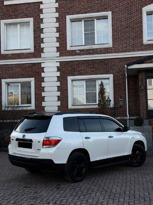 В продаже toyota highlander комфортный семейный и очень надежный автомобиль год выпуска 2012 на самом надежном и бодро едущем моторе 3.5 работает идеально акпп обыкновенный гидротрансформатор переключается мягко и плавно без пинков и рывков ходовая часть полностью обслужена салон в отличном состоянии максимальная комплектация с третим рядом сидений 7 мест многозонным климат контролем и т. д. в машине есть абсолютно все для комфортного вождения цена 1.950.000 ₽ возможен торг реальному и быстрому покупателю возле авто возможна продажа в кредит, также обмен с доплатой в обе стороны за более подробной информацией по телефону +7 (949) 742-53-98 📞 🇷🇺 звоните: +79497425398 - фотография - 5