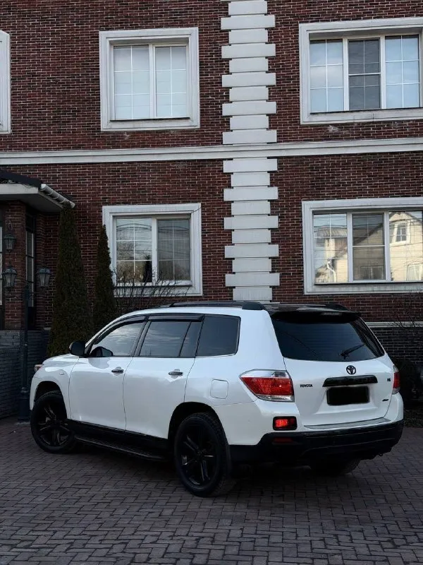 В продаже toyota highlander комфортный семейный и очень надежный автомобиль год выпуска 2012 на самом надежном и бодро едущем моторе 3.5 работает идеально акпп обыкновенный гидротрансформатор переключается мягко и плавно без пинков и рывков ходовая часть полностью обслужена салон в отличном состоянии максимальная комплектация с третим рядом сидений 7 мест многозонным климат контролем и т. д. в машине есть абсолютно все для комфортного вождения цена 1.950.000 ₽ возможен торг реальному и быстрому покупателю возле авто возможна продажа в кредит, также обмен с доплатой в обе стороны за более подробной информацией по телефону +7 (949) 742-53-98 📞 🇷🇺 звоните: +79497425398 - фотография - 6
