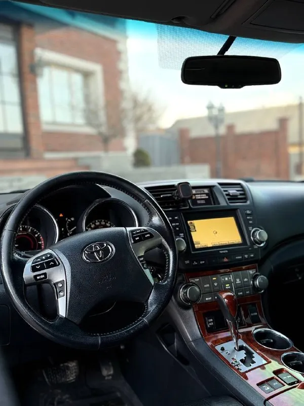 В продаже toyota highlander комфортный семейный и очень надежный автомобиль год выпуска 2012 на самом надежном и бодро едущем моторе 3.5 работает идеально акпп обыкновенный гидротрансформатор переключается мягко и плавно без пинков и рывков ходовая часть полностью обслужена салон в отличном состоянии максимальная комплектация с третим рядом сидений 7 мест многозонным климат контролем и т. д. в машине есть абсолютно все для комфортного вождения цена 1.950.000 ₽ возможен торг реальному и быстрому покупателю возле авто возможна продажа в кредит, также обмен с доплатой в обе стороны за более подробной информацией по телефону +7 (949) 742-53-98 📞 🇷🇺 звоните: +79497425398 - фотография - 7