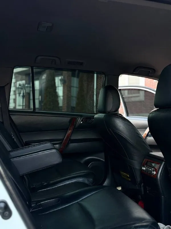 В продаже toyota highlander комфортный семейный и очень надежный автомобиль год выпуска 2012 на самом надежном и бодро едущем моторе 3.5 работает идеально акпп обыкновенный гидротрансформатор переключается мягко и плавно без пинков и рывков ходовая часть полностью обслужена салон в отличном состоянии максимальная комплектация с третим рядом сидений 7 мест многозонным климат контролем и т. д. в машине есть абсолютно все для комфортного вождения цена 1.950.000 ₽ возможен торг реальному и быстрому покупателю возле авто возможна продажа в кредит, также обмен с доплатой в обе стороны за более подробной информацией по телефону +7 (949) 742-53-98 📞 🇷🇺 звоните: +79497425398 - фотография - 8