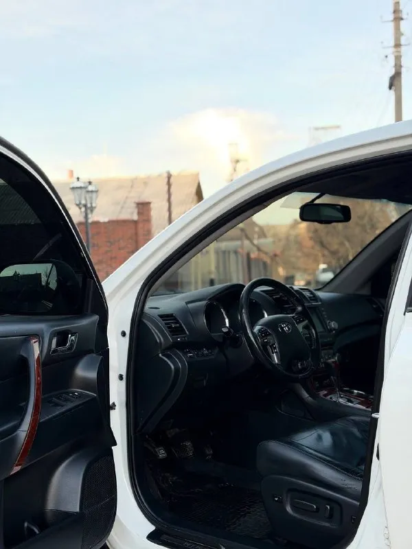 В продаже toyota highlander комфортный семейный и очень надежный автомобиль год выпуска 2012 на самом надежном и бодро едущем моторе 3.5 работает идеально акпп обыкновенный гидротрансформатор переключается мягко и плавно без пинков и рывков ходовая часть полностью обслужена салон в отличном состоянии максимальная комплектация с третим рядом сидений 7 мест многозонным климат контролем и т. д. в машине есть абсолютно все для комфортного вождения цена 1.950.000 ₽ возможен торг реальному и быстрому покупателю возле авто возможна продажа в кредит, также обмен с доплатой в обе стороны за более подробной информацией по телефону +7 (949) 742-53-98 📞 🇷🇺 звоните: +79497425398 - фотография - 9