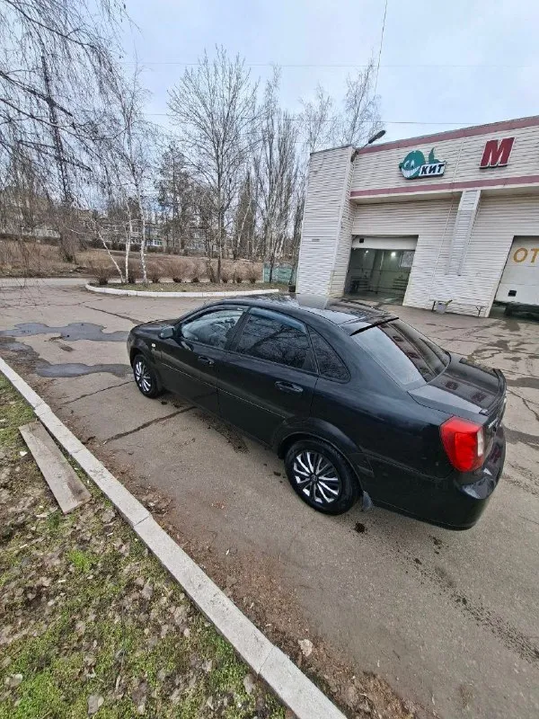 Продаю chevrolet lacetti 1.8 механика (122л. с.) 2004г седан. газ евро 4 вписан в птс, передние стеклоподьемники, кондиционер, камера заднего вида. .резина зима на железках, лето на легкосплавных дисках. пробег 397т движок менялся на контрактный, на новом движке пробег +-120т. машина бодрая, на полном ходу, езжу каждый день. не гнилая. есть возврастные косяки по лкп цена 500т. р я хозяин, переоформление без проблем. машина в донецке. на вопросы отвечу по телефону +7949 367 95 68 📞 звоните: +7(949)3679568 - фотография - 2