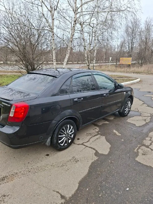 Продаю chevrolet lacetti 1.8 механика (122л. с.) 2004г седан. газ евро 4 вписан в птс, передние стеклоподьемники, кондиционер, камера заднего вида. .резина зима на железках, лето на легкосплавных дисках. пробег 397т движок менялся на контрактный, на новом движке пробег +-120т. машина бодрая, на полном ходу, езжу каждый день. не гнилая. есть возврастные косяки по лкп цена 500т. р я хозяин, переоформление без проблем. машина в донецке. на вопросы отвечу по телефону +7949 367 95 68 📞 звоните: +7(949)3679568 - фотография - 4