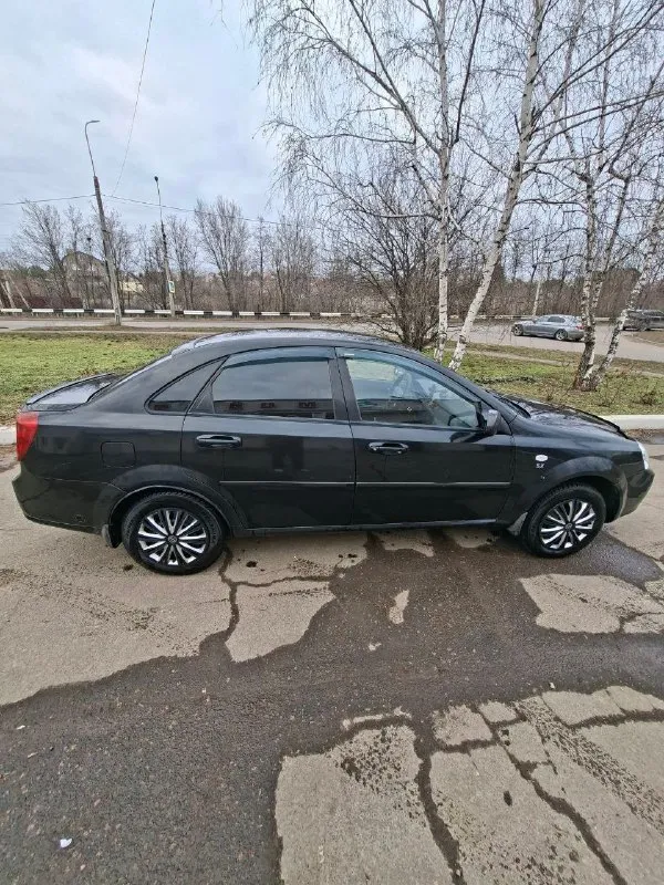 Продаю chevrolet lacetti 1.8 механика (122л. с.) 2004г седан. газ евро 4 вписан в птс, передние стеклоподьемники, кондиционер, камера заднего вида. .резина зима на железках, лето на легкосплавных дисках. пробег 397т движок менялся на контрактный, на новом движке пробег +-120т. машина бодрая, на полном ходу, езжу каждый день. не гнилая. есть возврастные косяки по лкп цена 500т. р я хозяин, переоформление без проблем. машина в донецке. на вопросы отвечу по телефону +7949 367 95 68 📞 звоните: +7(949)3679568 - фотография - 5