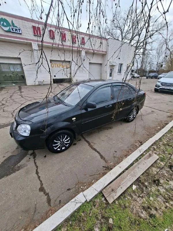 Продаю chevrolet lacetti 1.8 механика (122л. с.) 2004г седан. газ евро 4 вписан в птс, передние стеклоподьемники, кондиционер, камера заднего вида. .резина зима на железках, лето на легкосплавных дисках. пробег 397т движок менялся на контрактный, на новом движке пробег +-120т. машина бодрая, на полном ходу, езжу каждый день. не гнилая. есть возврастные косяки по лкп цена 500т. р я хозяин, переоформление без проблем. машина в донецке. на вопросы отвечу по телефону +7949 367 95 68 📞 звоните: +7(949)3679568 - фотография - 6