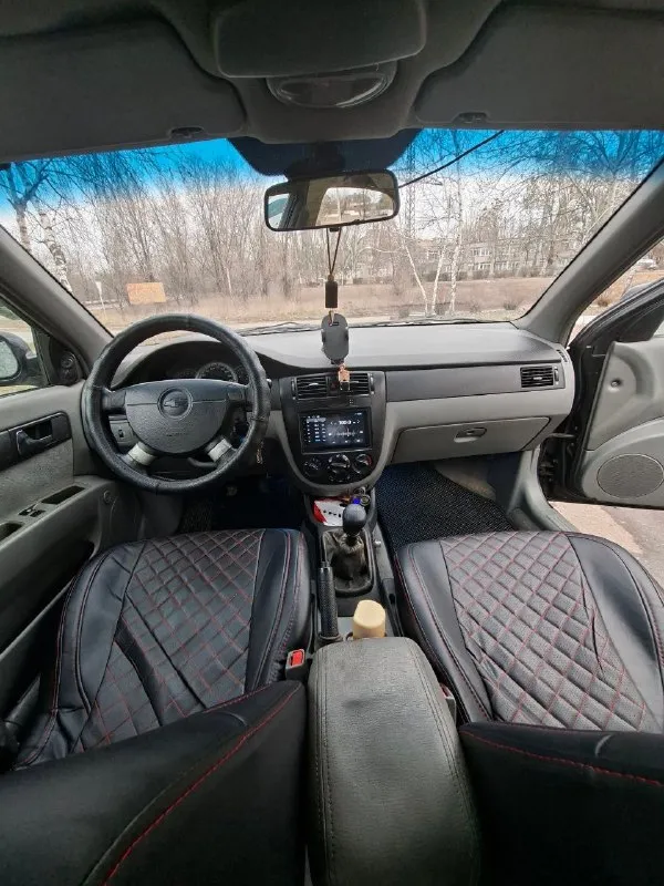 Продаю chevrolet lacetti 1.8 механика (122л. с.) 2004г седан. газ евро 4 вписан в птс, передние стеклоподьемники, кондиционер, камера заднего вида. .резина зима на железках, лето на легкосплавных дисках. пробег 397т движок менялся на контрактный, на новом движке пробег +-120т. машина бодрая, на полном ходу, езжу каждый день. не гнилая. есть возврастные косяки по лкп цена 500т. р я хозяин, переоформление без проблем. машина в донецке. на вопросы отвечу по телефону +7949 367 95 68 📞 звоните: +7(949)3679568 - фотография - 7