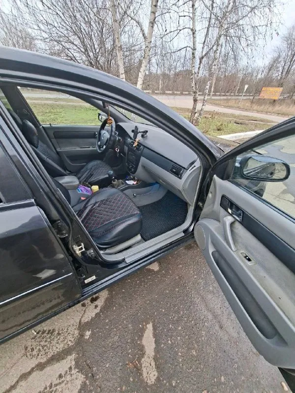 Продаю chevrolet lacetti 1.8 механика (122л. с.) 2004г седан. газ евро 4 вписан в птс, передние стеклоподьемники, кондиционер, камера заднего вида. .резина зима на железках, лето на легкосплавных дисках. пробег 397т движок менялся на контрактный, на новом движке пробег +-120т. машина бодрая, на полном ходу, езжу каждый день. не гнилая. есть возврастные косяки по лкп цена 500т. р я хозяин, переоформление без проблем. машина в донецке. на вопросы отвечу по телефону +7949 367 95 68 📞 звоните: +7(949)3679568 - фотография - 8