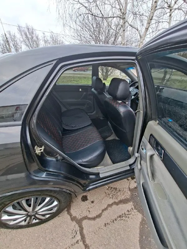 Продаю chevrolet lacetti 1.8 механика (122л. с.) 2004г седан. газ евро 4 вписан в птс, передние стеклоподьемники, кондиционер, камера заднего вида. .резина зима на железках, лето на легкосплавных дисках. пробег 397т движок менялся на контрактный, на новом движке пробег +-120т. машина бодрая, на полном ходу, езжу каждый день. не гнилая. есть возврастные косяки по лкп цена 500т. р я хозяин, переоформление без проблем. машина в донецке. на вопросы отвечу по телефону +7949 367 95 68 📞 звоните: +7(949)3679568 - фотография - 9