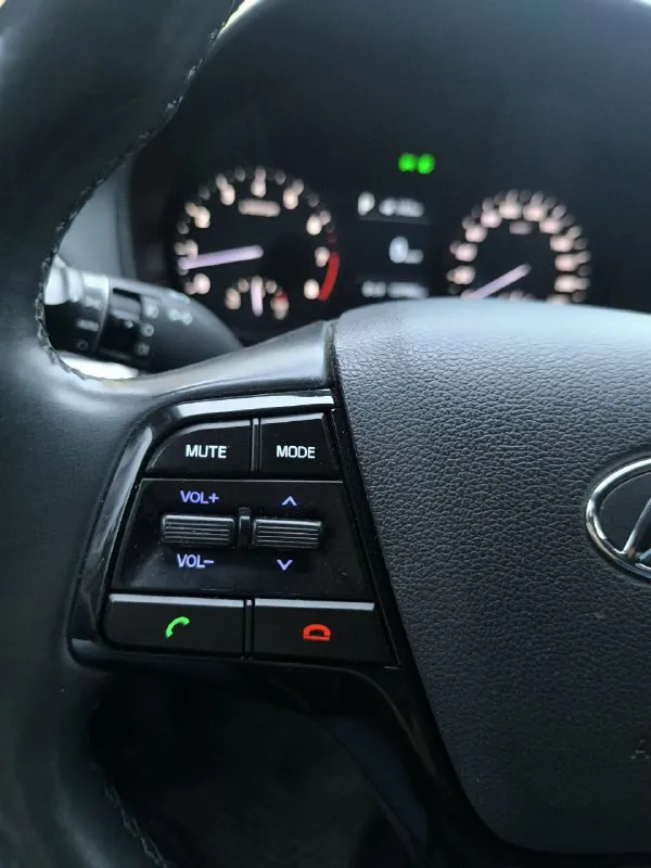 Марка: hyundai модель: solaris год: 2018 пробег: 139000 объем двигателя: 1.6 топливо: бензин кпп: автоматическая цвет: серый цена: 1375000р тел +79493526414 описание: весь в заводской краске без дтп зелёная автотека. комплектация: диодная оптика с подсветкой зоны поворота, подогрев: лобового стекла, руля и всех сидений, климат, круиз, мультируль, bluetooth, датчики давления шин, системы безопасности, автозапуск авто без жучков и коррозии! диагностическая карта в наличии переоформление в мрэо или дкп. - фотография - 5