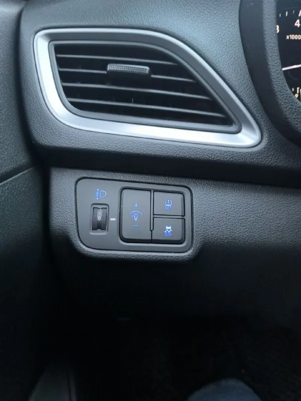 Марка: hyundai модель: solaris год: 2018 пробег: 139000 объем двигателя: 1.6 топливо: бензин кпп: автоматическая цвет: серый цена: 1375000р тел +79493526414 описание: весь в заводской краске без дтп зелёная автотека. комплектация: диодная оптика с подсветкой зоны поворота, подогрев: лобового стекла, руля и всех сидений, климат, круиз, мультируль, bluetooth, датчики давления шин, системы безопасности, автозапуск авто без жучков и коррозии! диагностическая карта в наличии переоформление в мрэо или дкп. - фотография - 6