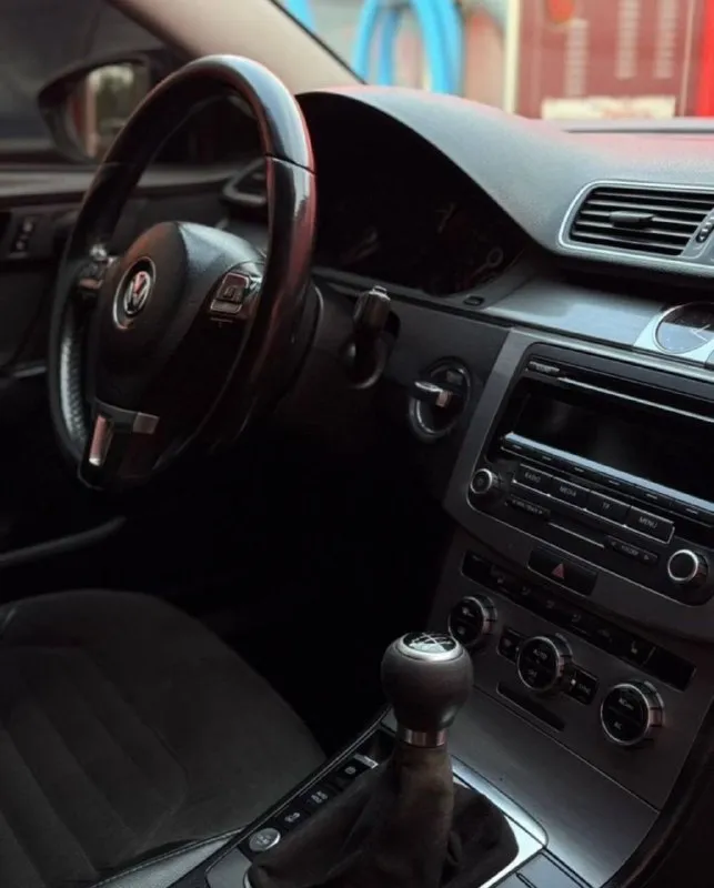 Продам volkswagen passat b7 цена 800.000₽ срочно без торга год 2011 пробег 335.000 1.8 tsi механика 6 ступка не давно откапетален, чугунные гильзы, масло не ест, мкпп новая, диск сцепления новый, поменял многое, зимняя резина. все интересующиеся вопросы по телефону обмен интересен только с вашей доплатой свои машины оценивайте адекватно ! вложений вообще не каких не требует +79493061550 +79788465520 📞 звоните: +7(949)3061550 - фотография - 9