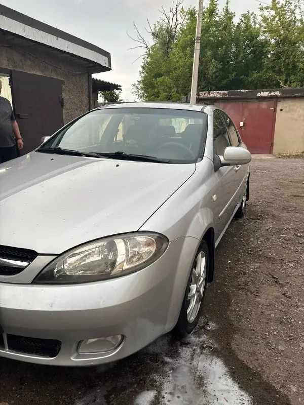 Продам chevrolet lacetti, 2008года, пробег 193тыс. двигатель 1.4 бензин, в отличном состоянии масло не ест не дымит. состоянии отличное, авто хозяйское, запчасти ставились только качественные, вложений не требует. ходовая часть вкруг перебрана, с машиной отдам две новые передние амортизационные, вместе с опорами и опорными подшипниками коробка без проблем. кузов в хорошем состоянии, дно и пороги целое, полгода назад была обработана салон в отличном состоянии, в новеньких чехлах резина летняя на дисках в хорошем состоянии, зимняя на штамповках с оригинальными колпаками в отличном состоянии комплектация: гур, кондиционер, 4 стеклоподъёмника, абс, музыка. документы в полном порядке без штрафов арестов и ограничений. цена 540 000 +79497100716 📞 звоните: +7(949)7100716 - фотография - 2