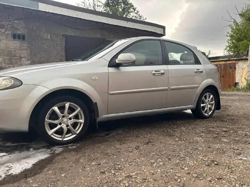 Продам chevrolet lacetti, 2008года, пробег 193тыс. двигатель 1.4 бензин, в отличном состоянии масло не ест не дымит. состоянии отличное, авто хозяйское, запчасти ставились только качественные, вложений не требует. ходовая часть вкруг перебрана, с машиной отдам две новые передние амортизационные, вместе с опорами и опорными подшипниками коробка без проблем. кузов в хорошем состоянии, дно и пороги целое, полгода назад была обработана салон в отличном состоянии, в новеньких чехлах резина летняя на дисках в хорошем состоянии, зимняя на штамповках с оригинальными колпаками в отличном состоянии комплектация: гур, кондиционер, 4 стеклоподъёмника, абс, музыка. документы в полном порядке без штрафов арестов и ограничений. цена 540 000 +79497100716 📞 звоните: +7(949)7100716 - фотография - 4