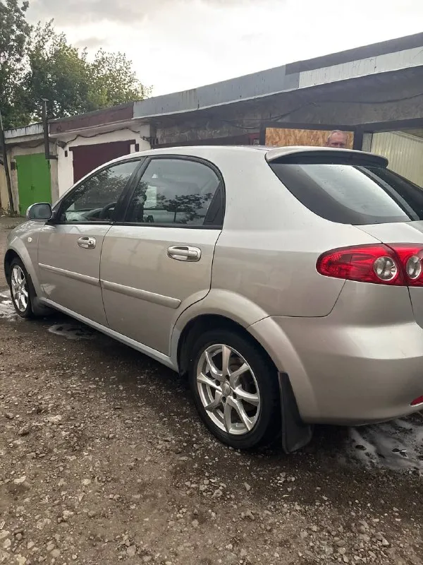 Продам chevrolet lacetti, 2008года, пробег 193тыс. двигатель 1.4 бензин, в отличном состоянии масло не ест не дымит. состоянии отличное, авто хозяйское, запчасти ставились только качественные, вложений не требует. ходовая часть вкруг перебрана, с машиной отдам две новые передние амортизационные, вместе с опорами и опорными подшипниками коробка без проблем. кузов в хорошем состоянии, дно и пороги целое, полгода назад была обработана салон в отличном состоянии, в новеньких чехлах резина летняя на дисках в хорошем состоянии, зимняя на штамповках с оригинальными колпаками в отличном состоянии комплектация: гур, кондиционер, 4 стеклоподъёмника, абс, музыка. документы в полном порядке без штрафов арестов и ограничений. цена 540 000 +79497100716 📞 звоните: +7(949)7100716 - фотография - 5