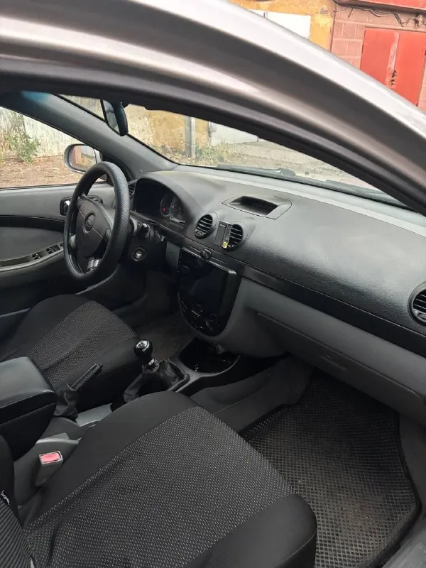 Продам chevrolet lacetti, 2008года, пробег 193тыс. двигатель 1.4 бензин, в отличном состоянии масло не ест не дымит. состоянии отличное, авто хозяйское, запчасти ставились только качественные, вложений не требует. ходовая часть вкруг перебрана, с машиной отдам две новые передние амортизационные, вместе с опорами и опорными подшипниками коробка без проблем. кузов в хорошем состоянии, дно и пороги целое, полгода назад была обработана салон в отличном состоянии, в новеньких чехлах резина летняя на дисках в хорошем состоянии, зимняя на штамповках с оригинальными колпаками в отличном состоянии комплектация: гур, кондиционер, 4 стеклоподъёмника, абс, музыка. документы в полном порядке без штрафов арестов и ограничений. цена 540 000 +79497100716 📞 звоните: +7(949)7100716 - фотография - 7