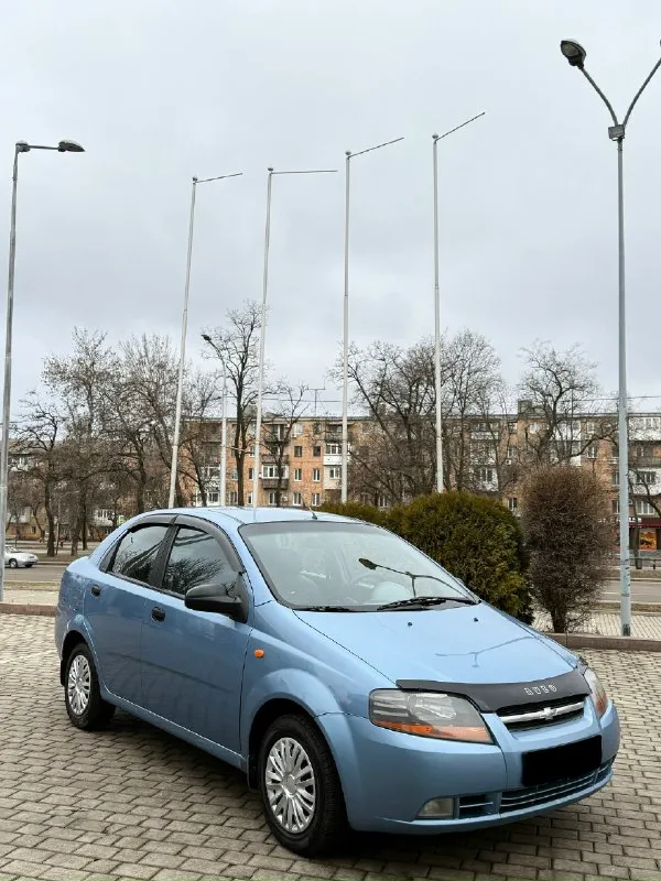 Продам chevrolet aveo 2005 г. в. мотор бензин. коробка механика!. машина в идеальном состоянии, делать ничего не нужно!(учет рф переоформление без проблем!)пробег 177т. км. кондиционер, стеклоподъемники, центральный замок, сигнализация, хорошая музыка, новая резина. машина в донецке!цена 385 000т. рублей!торг у капота!возможен обмен. +79493918577 📞 звоните: +7(949)3918577 - фотография - 2