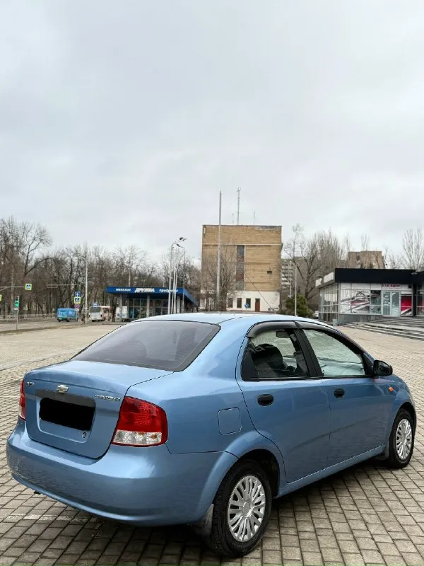 Продам chevrolet aveo 2005 г. в. мотор бензин. коробка механика!. машина в идеальном состоянии, делать ничего не нужно!(учет рф переоформление без проблем!)пробег 177т. км. кондиционер, стеклоподъемники, центральный замок, сигнализация, хорошая музыка, новая резина. машина в донецке!цена 385 000т. рублей!торг у капота!возможен обмен. +79493918577 📞 звоните: +7(949)3918577 - фотография - 3