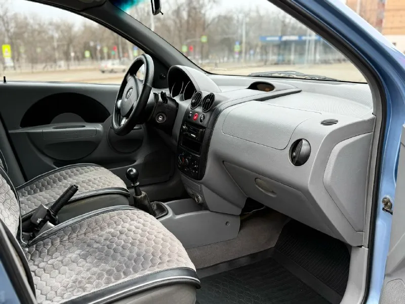 Продам chevrolet aveo 2005 г. в. мотор бензин. коробка механика!. машина в идеальном состоянии, делать ничего не нужно!(учет рф переоформление без проблем!)пробег 177т. км. кондиционер, стеклоподъемники, центральный замок, сигнализация, хорошая музыка, новая резина. машина в донецке!цена 385 000т. рублей!торг у капота!возможен обмен. +79493918577 📞 звоните: +7(949)3918577 - фотография - 6