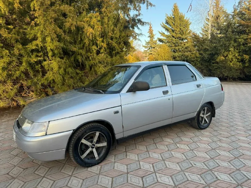 🚗 ваз 2110 в хорошем состоянии! пробег 148 000 тысяч год выпуска 2003 двигатель 8 клоп 📄 документы — полный порядок ✅ юридически чистая ✅ без запретов и ограничений днище, пороги, стаканы, карманы, — в отличном состоянии, всё целое и живое. остекление всё родное включая лобовое !! ✨ внешний вид автомобиль в заводском состоянии, очень красиво смотрится. на хорошей зимней резине на литье r14, + есть комплект летней резины на литье r13 установлена сигнализация, центральный замок делался для себя, поэтому средств на обслуживание не жалел. машина полностью обслужена и готова к эксплуатации. ⚙ техническая часть двигатель работает ровно, масло не расходует. коробка передач работает четко. 💬 машина делалась для себя, чтобы не подводила в дороге, ездил на ней на большие расстояния поэтому все обслуживалось вовремя и качественно. 📌 отличный вариант для тех, кто ищет живой и обслуженный автомобиль 📍 осмотр: г. харцызск 💰 цена: 295 000 ₽ торг — только после осмотра автомобиля 📞 теле 📞 звоните: +7(949)8501337 - фотография - 1