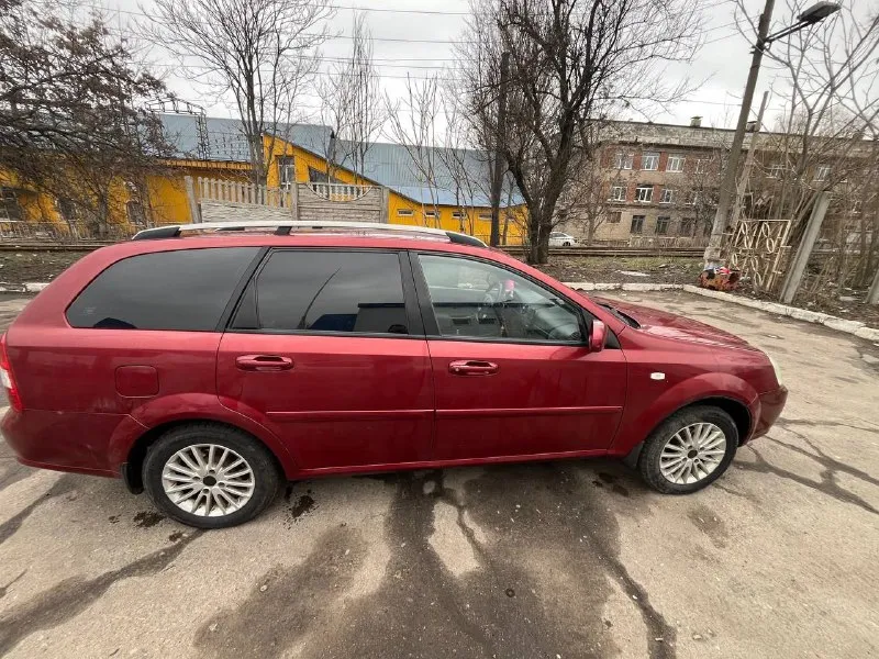 Собственник !!! продам лачетти 2007 года в кузове универсал. объем двигателя 1.6 пробег 270000 км ( ничего никогда не скручивали) по факту 2 владелец 90% машины в родном окрасе дно, пороги, арки на отлично кондёр обслужен и работает. печка дует, подогревы работают. салон нормальный машина на ходу каждый день. перекупы не беспокойте, за 500 не продам. с продажей не спешу. цена 580000 торг будет реальному покупателю всем удачных продаж и покупок! +79497956303 +79493903302 г. донецк - фотография - 1